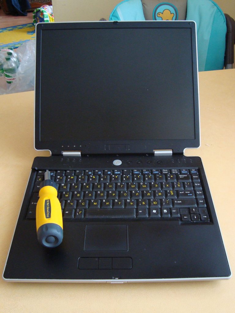 Open ASUS M3 laptop case. Use screwdriver near Esc key to lift up the top panel.